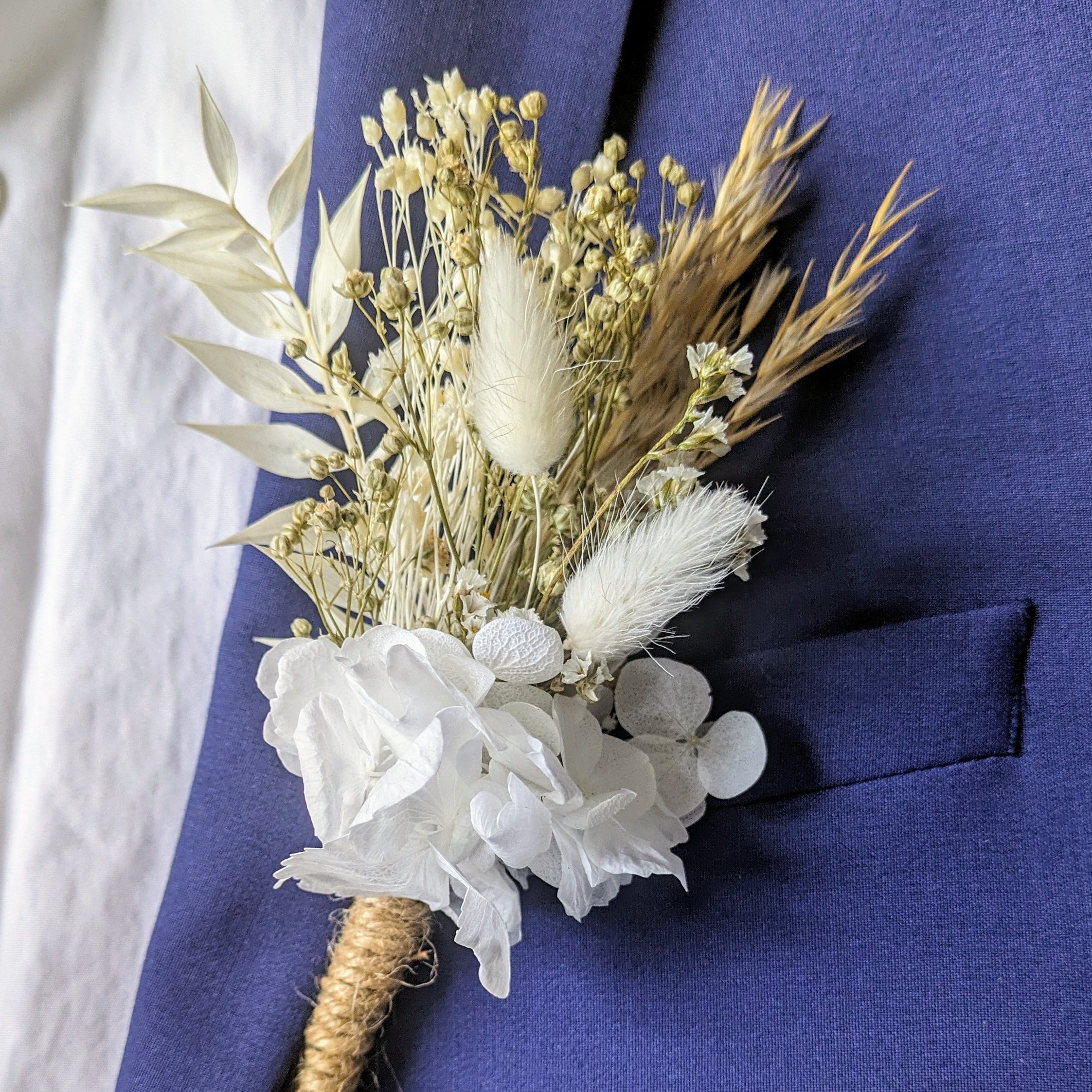 Boutonnière de marié en fleurs séchées