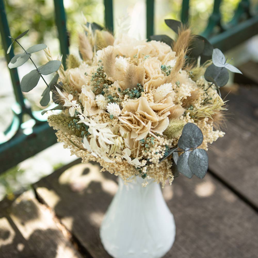 Bouquet de fleurs séchées à base d'hortensia crème