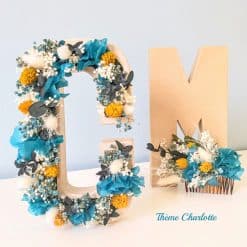 Décoration initiale en fleurs séchées pour mariage. Bleu et jaune.
