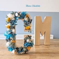 Décoration initiale en fleurs séchées pour mariage. Bleu et jaune.