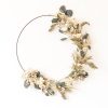 Couronne murale de fleurs séchées à base d'hortensia blanc