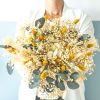 Bouquet de fleurs séchées hortensia blanc et phalaris jaune