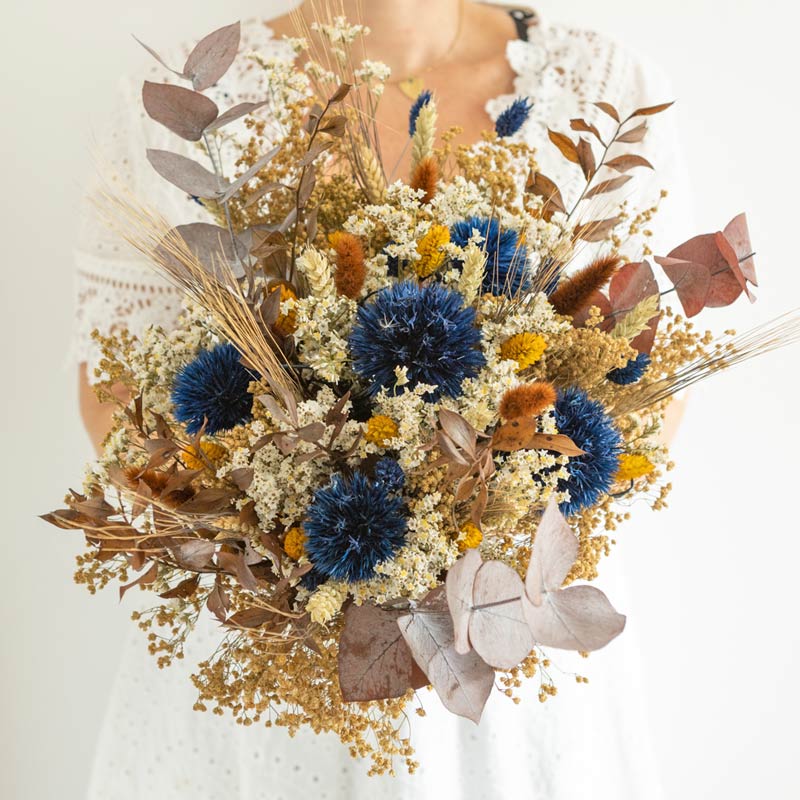 Bouquet de fleurs séchées chardons bleu et eucalyptus pourpre
