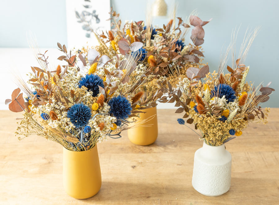 Bouquet de fleurs séchées bleu et jaune pour l'automne