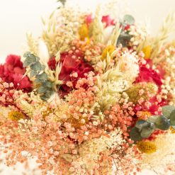 Détail bouquet de fleurs séchées hortensia rose