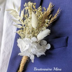 Boutonnière de marié en fleurs séchées blanche.