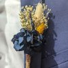 Boutonnière de marié en fleurs séchées bleu pour mariage champêtre