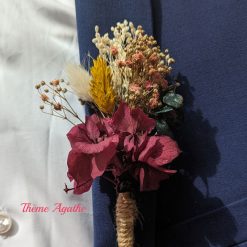Boutonnière de mariée rose fuchsia en fleurs séchées pour mariage bohème