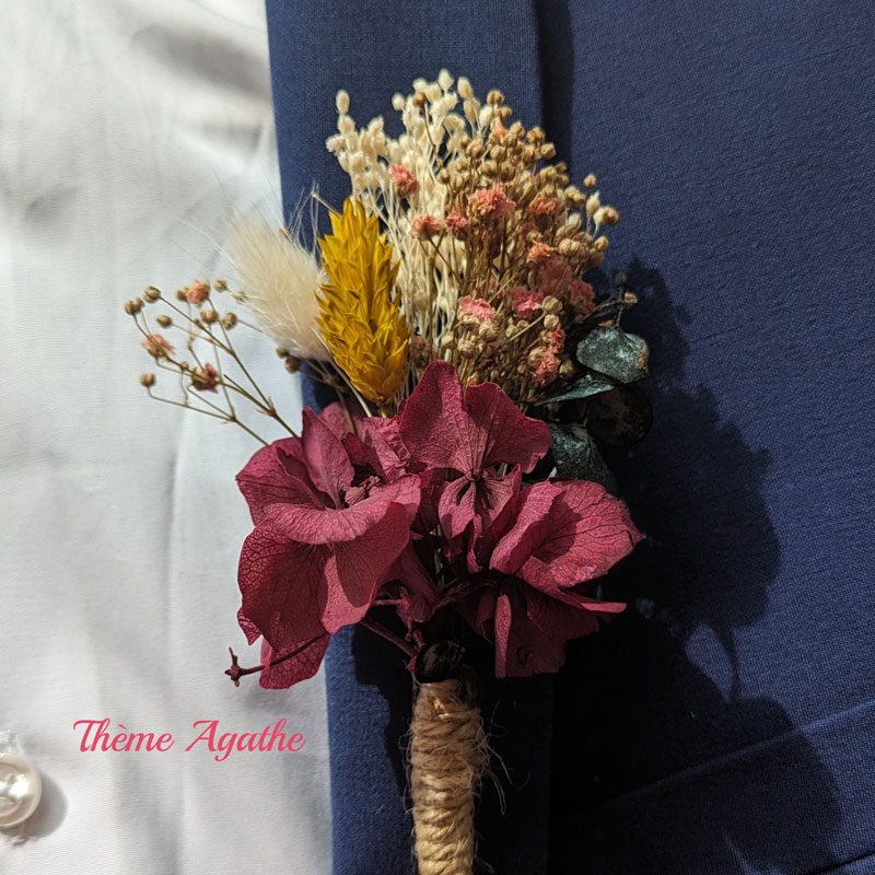 Boutonnière de mariée rose fuchsia en fleurs séchées pour mariage bohème