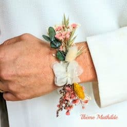 Bracelet de fleurs séchées pour mariée. Blanc rose et jaune.