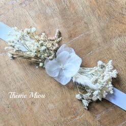 Bracelet de fleurs séchées pour mariée. Blanc et ivoire