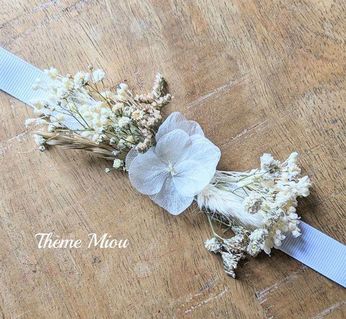 Bracelet de fleurs séchées pour mariée. Blanc et ivoire