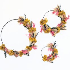 Couronne murale de fleurs séchées jaune et rose