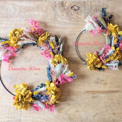 Couronne murale de fleurs séchées jaune et rose