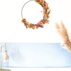 Couronne murale de fleurs séchées jaune et rose