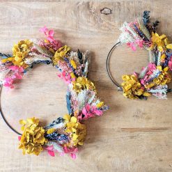 Couronne murale de fleurs séchées jaune et rose