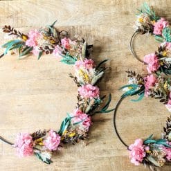 Couronne murale de fleurs séchées rose et jaune. Décoration murale