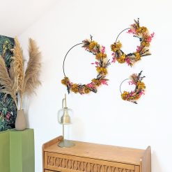 Couronne murale de fleurs séchées jaune et rose