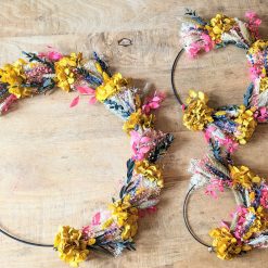 Couronne murale de fleurs séchées jaune et rose
