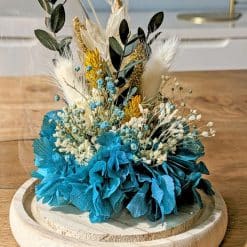 Fleurs séchées sous cloche de verre bleu