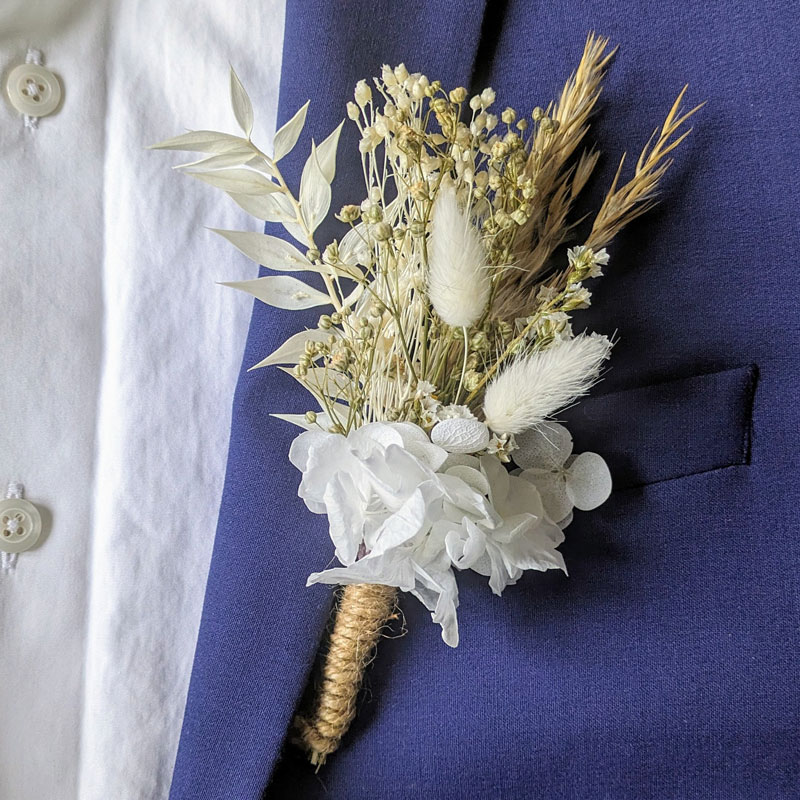 Boutonnière de fleurs séchées pour mariée bleu marine