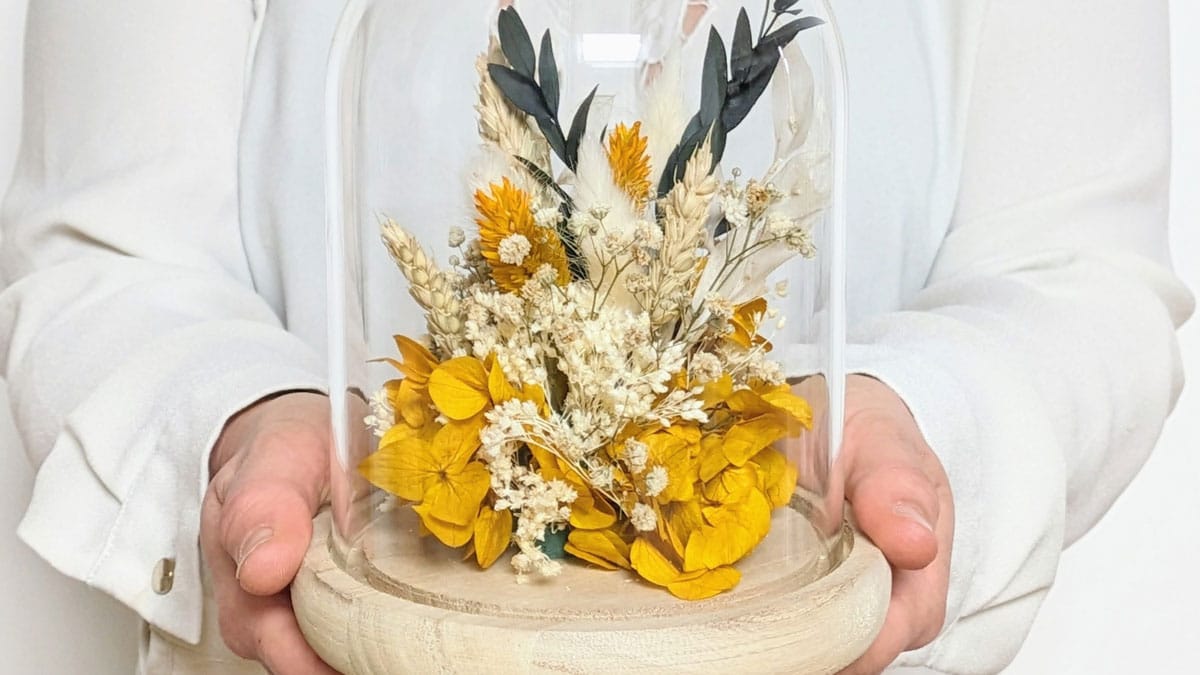 Cloche de fleurs séchées jaune