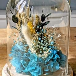 Fleurs séchées sous cloche de verre bleu