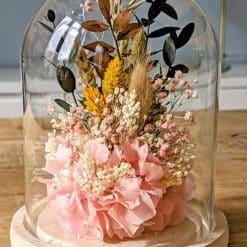 Fleurs séchées sous cloche de verre rose pâle