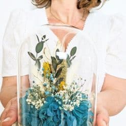 Fleurs séchées sous cloche de verre bleu