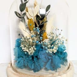 Fleurs séchées sous cloche de verre bleu