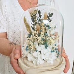 Cloche de fleurs séchées blanc et bleu