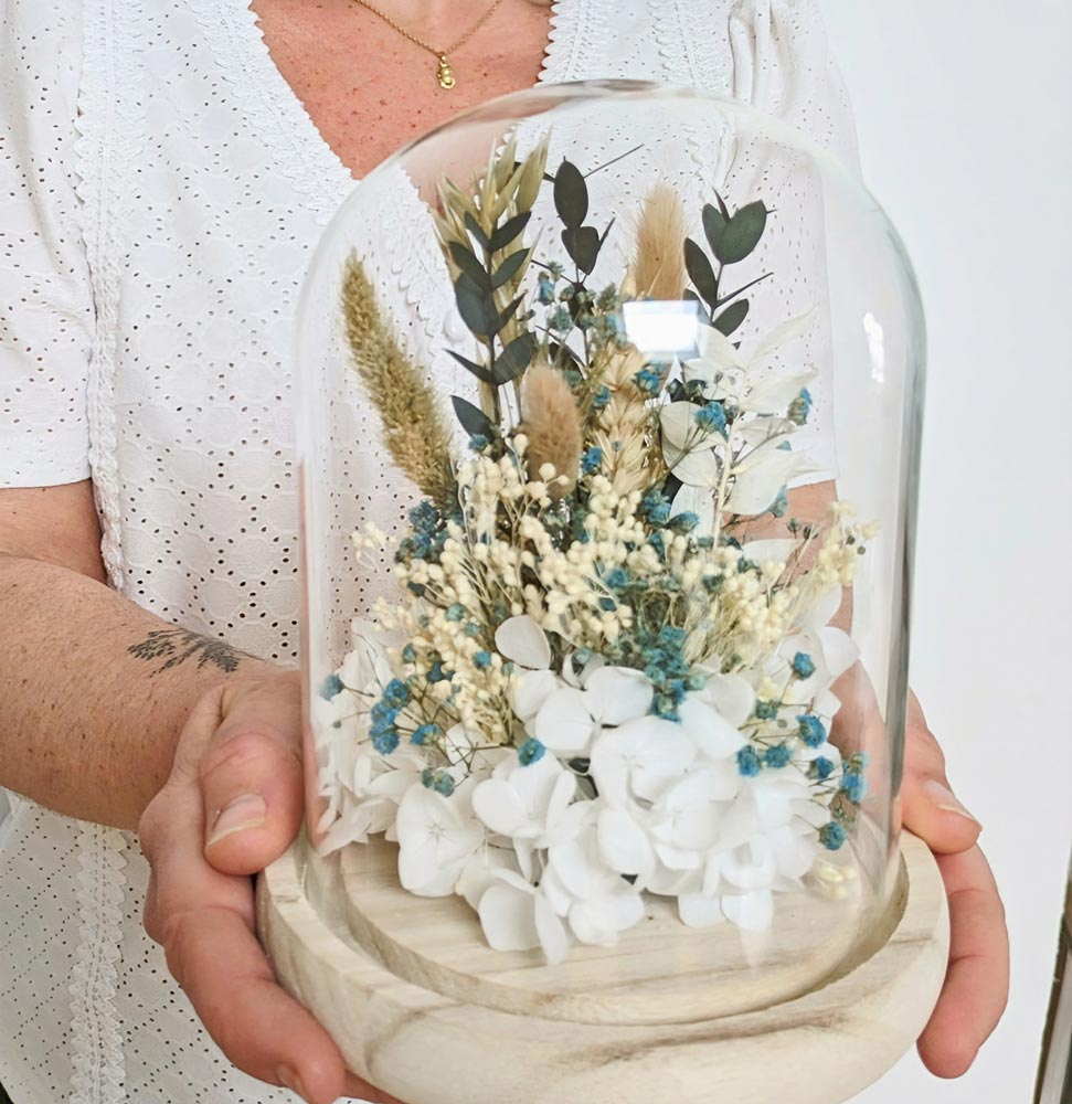 Cloche de fleurs séchées blanc et bleu