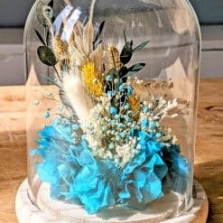 Fleurs séchées sous cloche de verre bleu
