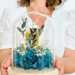Fleurs séchées sous cloche de verre bleu