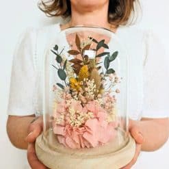 Fleurs séchées sous cloche de verre rose pâle
