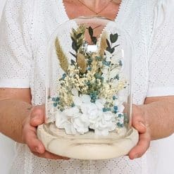 Cloche de fleurs séchées blanc et bleu