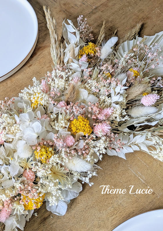 Centre de table pour table des mariées en fleurs séchées