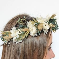 Couronne de fleurs séchées bleu et blanche pour mariée. Vue côté.