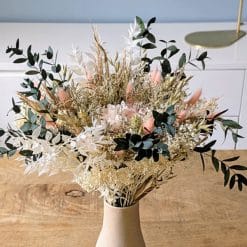 bouquet de fleurs séchées lucette saumon. Taille M . Prise de vue Vase