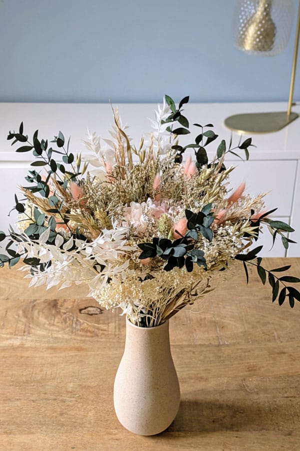 bouquet de fleurs séchées lucette saumon. Taille M . Prise de vue Vase