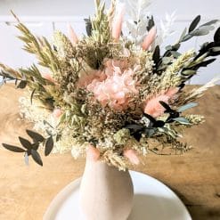 bouquet de fleurs séchées lucette champêtre couleur saumon pour mariée. Prise de vue table