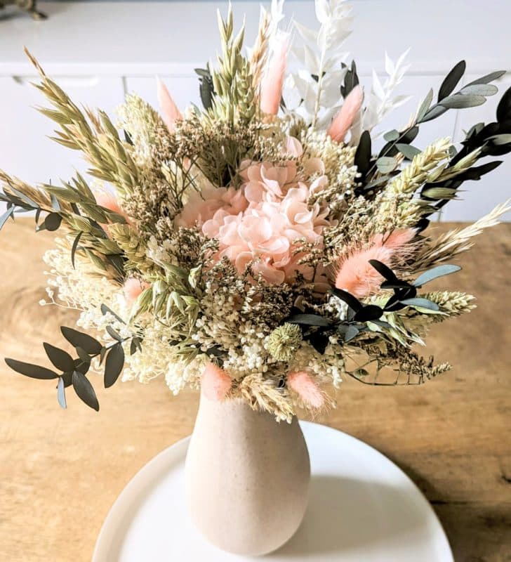 bouquet de fleurs séchées lucette champêtre couleur saumon pour mariée. Prise de vue table