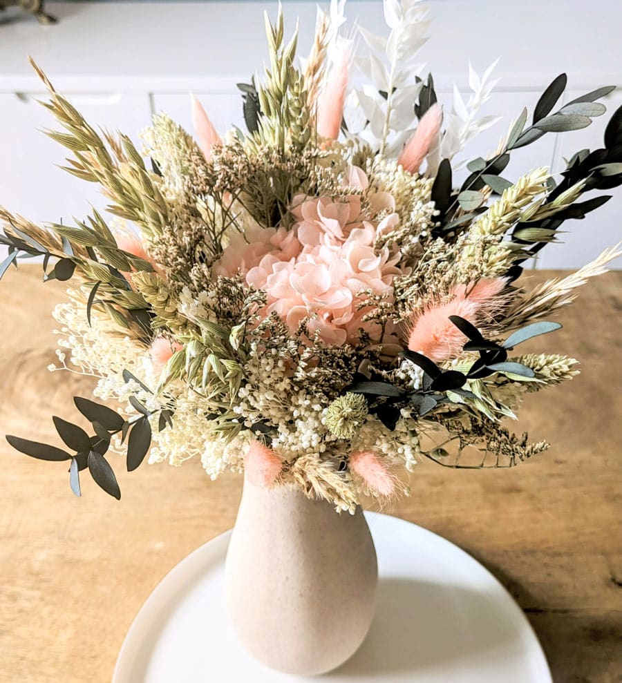 bouquet de fleurs séchées lucette champêtre couleur saumon pour mariée. Prise de vue table
