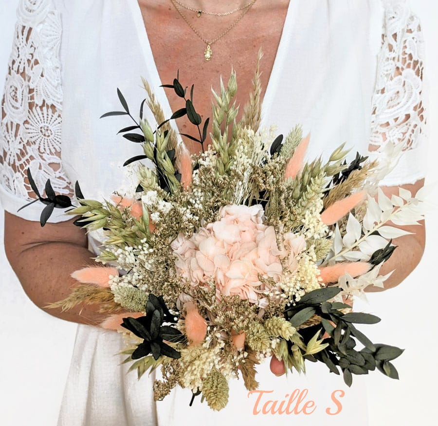 bouquet de fleurs séchées lucette couleur rose et saumon. Prise de vue mariée