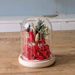 cloche de fleurs séchées rouge amour