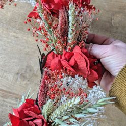 couronne murale de fleurs séchées rouge amour