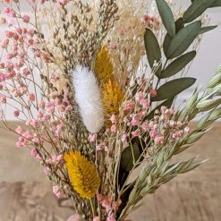 petits bouquets naïfs en fleurs séchées pour table de mariage